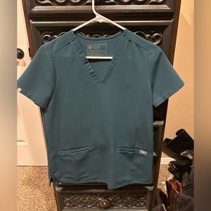 Figs Casma Three Pocket Scrub Top in Caribbean Blue XS